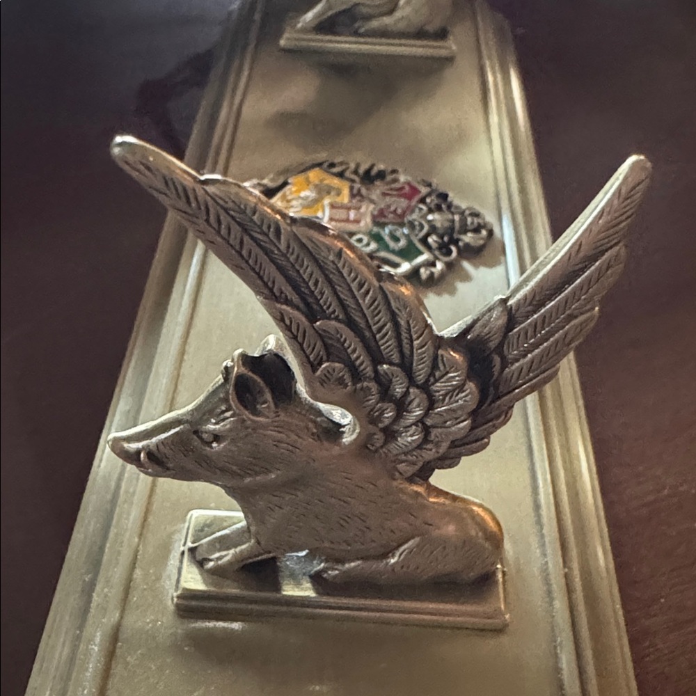 Hogwarts Harry Potter Crested 8” Die Cast Wizard Wand Holder winged boar emblem - Picture 8 of 8